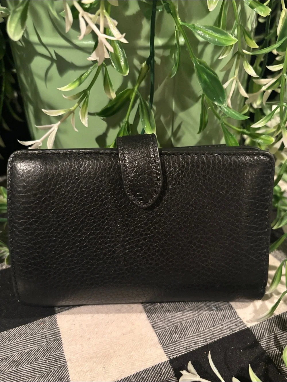 kate spade black pebbled leather compact wallet with gold logo